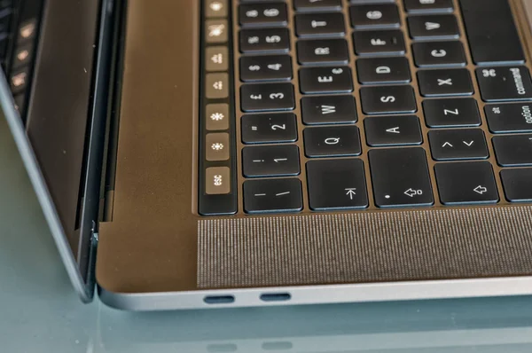 Nouveau Apple Macbook Pro avec barre tactile — Photo