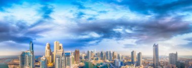 Gün batımında Dubai Marina