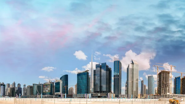 Высокие небоскребы Дубая — стоковое фото