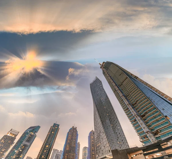 Arranha-céus altos de Dubai Marina — Fotografia de Stock