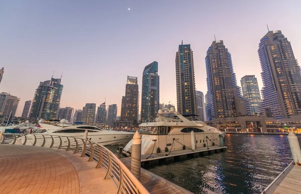 Закат в Dubai Marina — стоковое фото