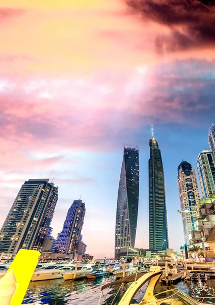 Закат в Dubai Marina — стоковое фото