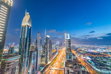 Dubai şehir silüetinin Şeyh Zayed Yolu üzerinde