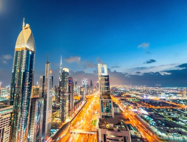 Dubai şehir silüetinin Şeyh Zayed Yolu üzerinde