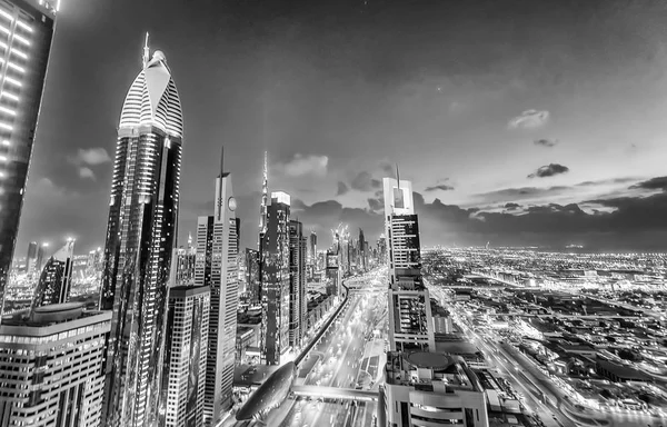 Dubai város sziluettjére néz át a Sheikh Zayed úton — Stock Fotó