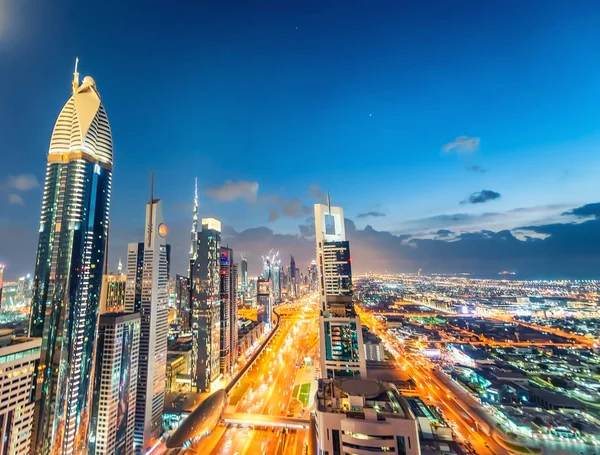 Dubai skyline sobre Sheikh Zayed estrada — Fotografia de Stock