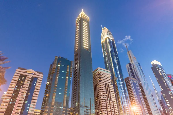 Downtown Dubai arranha-céus à noite — Fotografia de Stock
