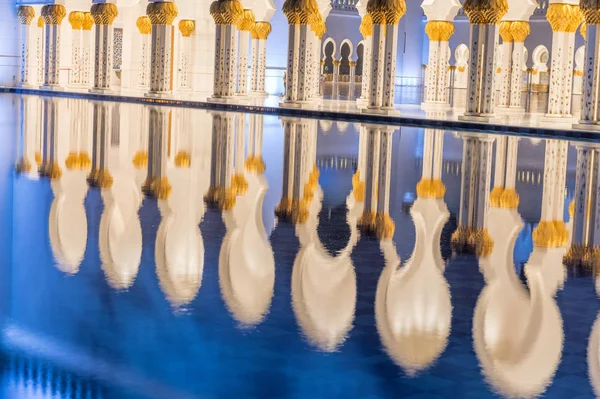 Réflexions nocturnes de la mosquée Abu Dhabi Sheikh Zayed, Émirats arabes unis — Photo