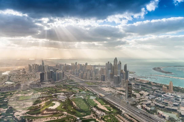 Sheikh Zayed road en de skyline van Downtown — Stockfoto