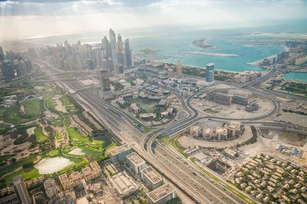 El centro de Dubai desde el aire. Sheikh Zayed carretera — Foto de Stock