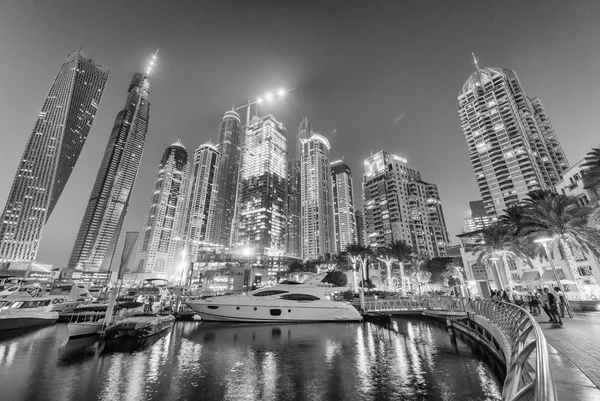 Dubai Marina promenade i skymningen — Stockfoto