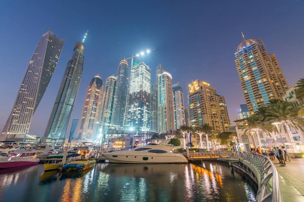 Skyline notturno di Dubai Marina — Foto Stock