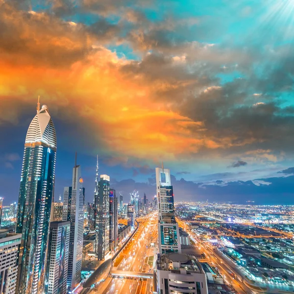 Dubai skyline sobre Sheikh Zayed carretera —  Fotos de Stock