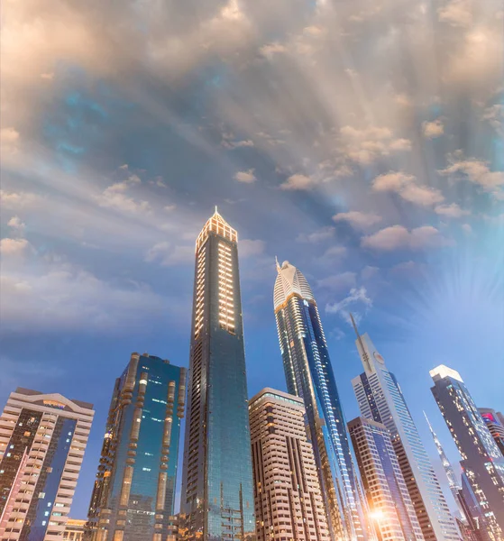 Downtown Dubai arranha-céus à noite — Fotografia de Stock