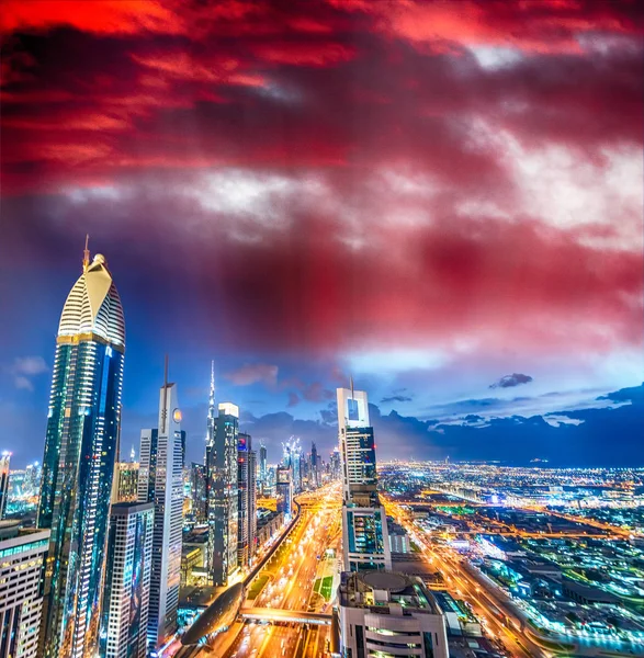 Dubai skyline sobre Sheikh Zayed carretera — Foto de Stock
