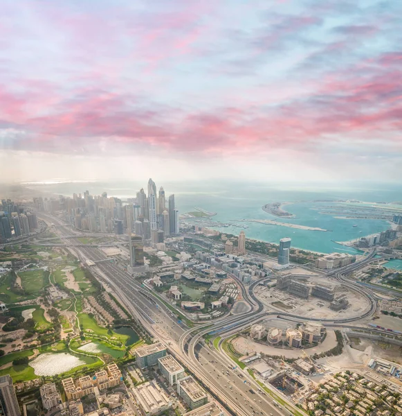 El centro de Dubai desde el aire. Sheikh Zayed carretera — Foto de Stock