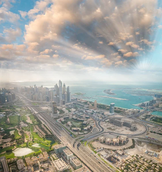 El centro de Dubai desde el aire. Sheikh Zayed carretera —  Fotos de Stock