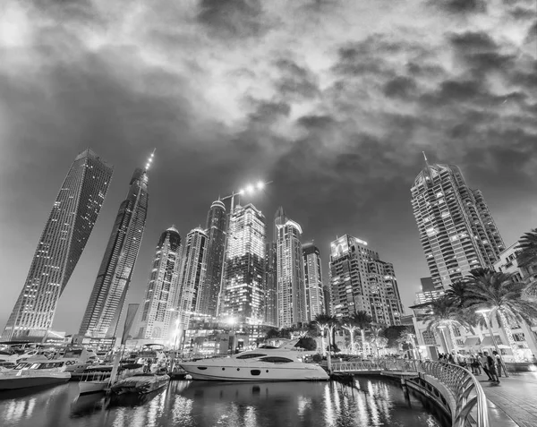 Dubai Marina éjszakai látképe — Stock Fotó