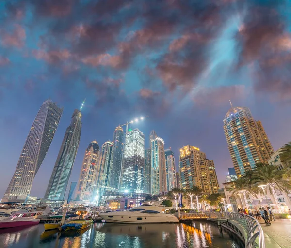 Night skyline of Dubai Marina — Stock Photo, Image
