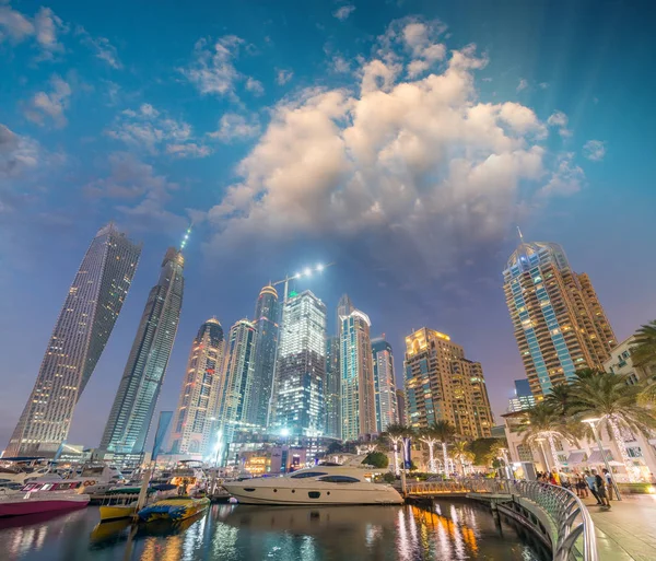 Skyline noite de Dubai Marina — Fotografia de Stock