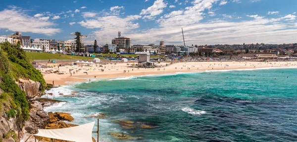 Bondi Beach in Sydney on a sunny day — Stock Photo, Image