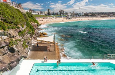 İnsanlar sahilde dinlenir.