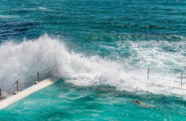 Okyanus önünde havuzları