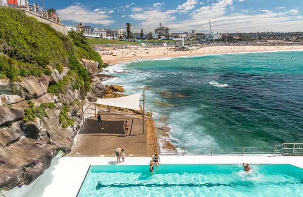 İnsanlar sahilde dinlenir.