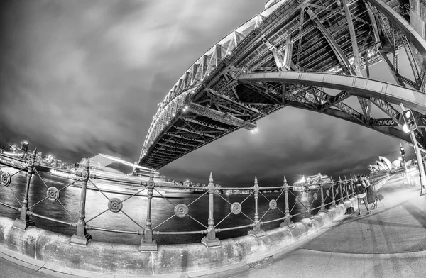 Černá a bílá širokoúhlý pohled na Sydney Harbour Bridge — Stock fotografie