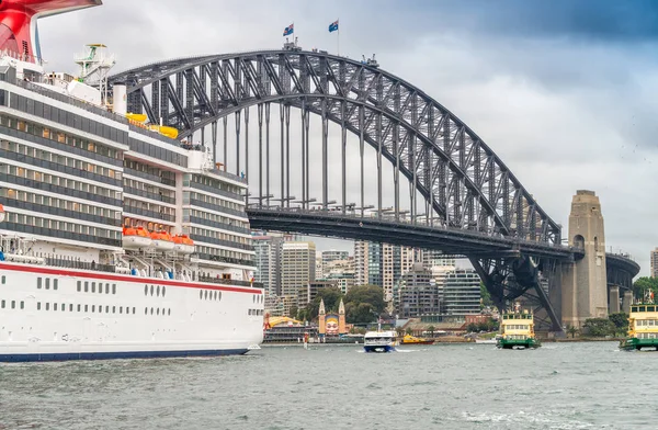 Sydney Harbour Bridge op een mooie dag — Stockfoto