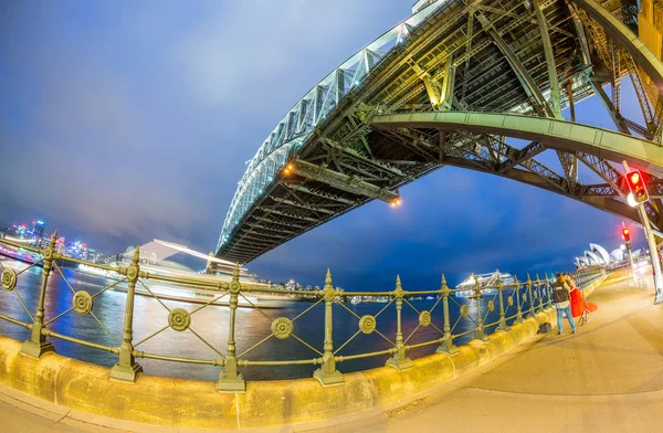 Sydney Harbour Bridge. Brede hoekmening nachts — Stockfoto