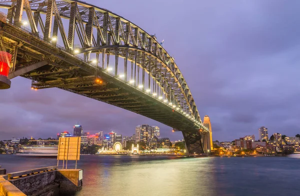 Sydney Harbour Bridge. Amplia vista de ángulo en la noche — Foto de Stock