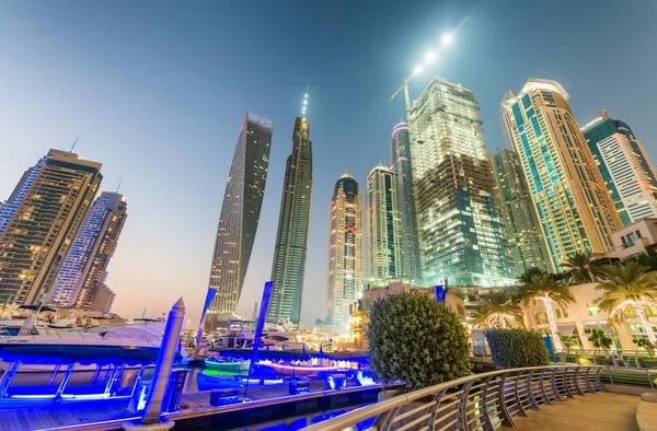Dubai Marina rascacielos reflexiones por la noche, Emiratos Árabes Unidos —  Fotos de Stock