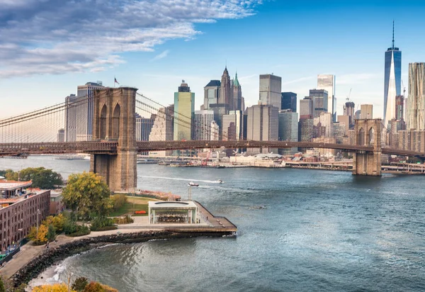 Парк Бруклинского моста и вид Манхэттена с Манхэттенского моста — стоковое фото