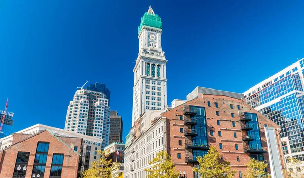 A Custom House Tower e os edifícios circundantes em Boston, Mass — Fotografia de Stock