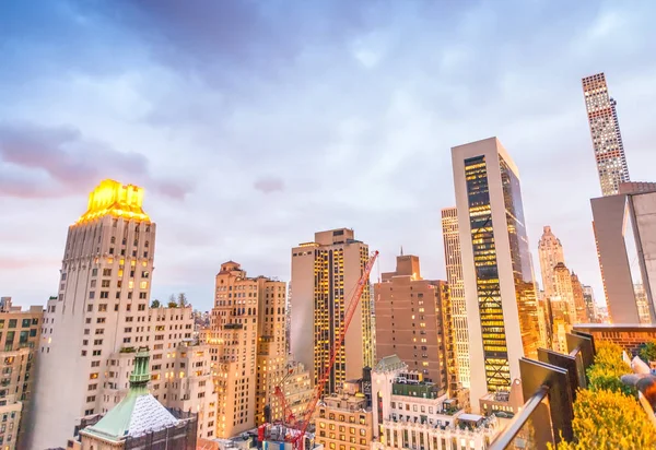 New York  - Manhattan sunset skyline from rooftop — Stock Photo, Image