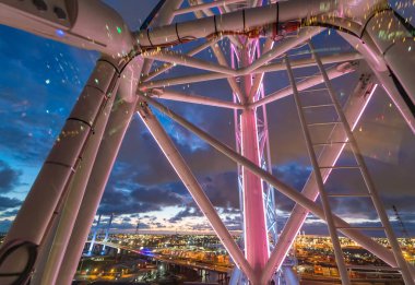 Dönme dolap günbatımı şehir görünümünü