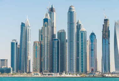 Dubai Yat Limanı boyunda gökdelenler güneşli bir günde - Birleşik Arap Emirlikleri