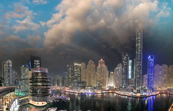 Dubai Marina panoramę nad sztucznym kanałem. Dubai Marina jest — Zdjęcie stockowe