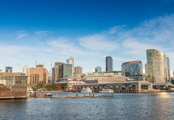 Skyline de Melbourne avec des reflets de bâtiments — Photo