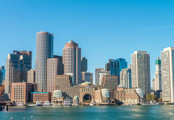 Horizonte de Boston como visto a partir de ferry — Fotografia de Stock