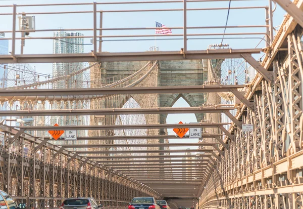 Brooklyn Bridge como visto de carro em movimento, Nova York - EUA — Fotografia de Stock