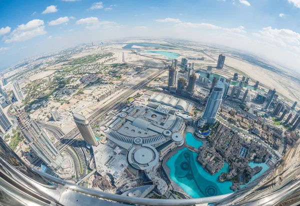 Downtown Dubai e laghi artificiali - Vista aerea con fisheye l — Foto Stock