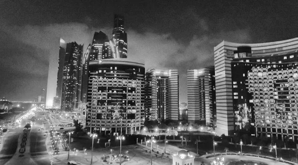 ABU DHABI - 8 DE DICIEMBRE DE 2016: Paisaje urbano nocturno aéreo de Córcega —  Fotos de Stock