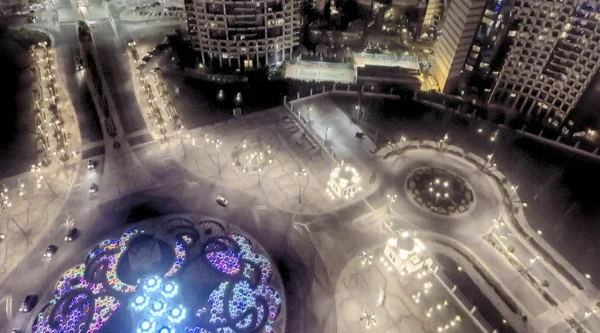Aerial natt utsikt över Abu Dhabi torget i Corniche road — Stockfoto