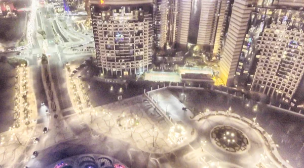Luchtfoto nacht weergave van Abu Dhabi plein in Corniche road — Stockfoto