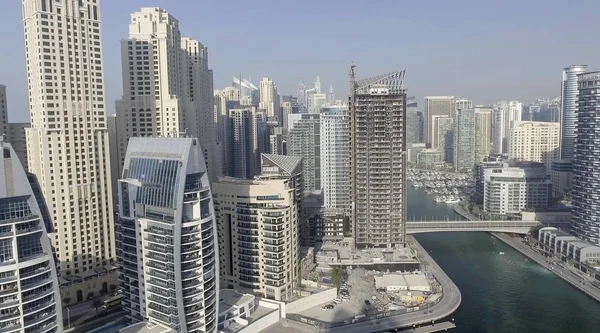 Vue aérienne des bâtiments de la marina de Dubaï le long du canal artificiel — Photo