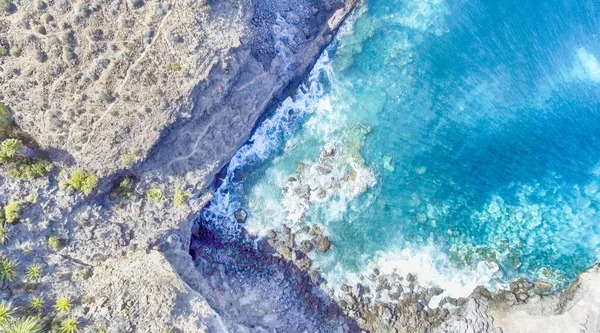 Okyanus boyunca kayaçların genel gider görünümü — Stok fotoğraf