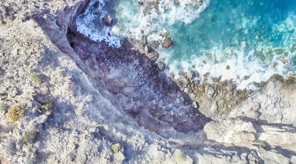 Vista aérea das rochas ao longo do oceano — Fotografia de Stock