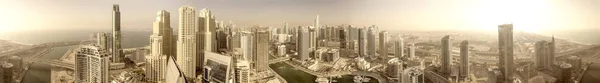 Luchtfoto uitzicht op Dubai Marina wolkenkrabbers bij zonsondergang — Stockfoto
